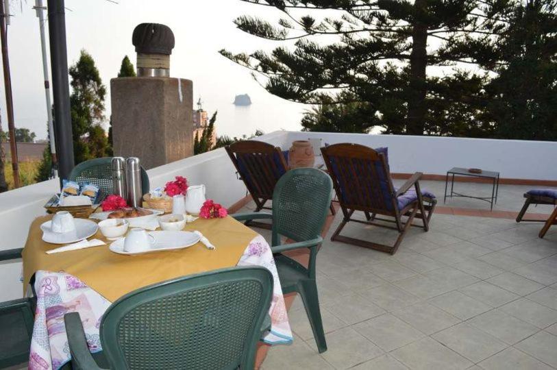 B&B Il Giardino Segreto Стромболи Екстериор снимка