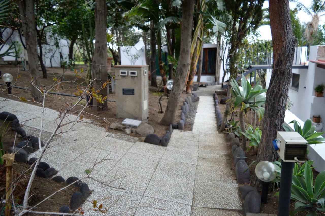 B&B Il Giardino Segreto Стромболи Екстериор снимка