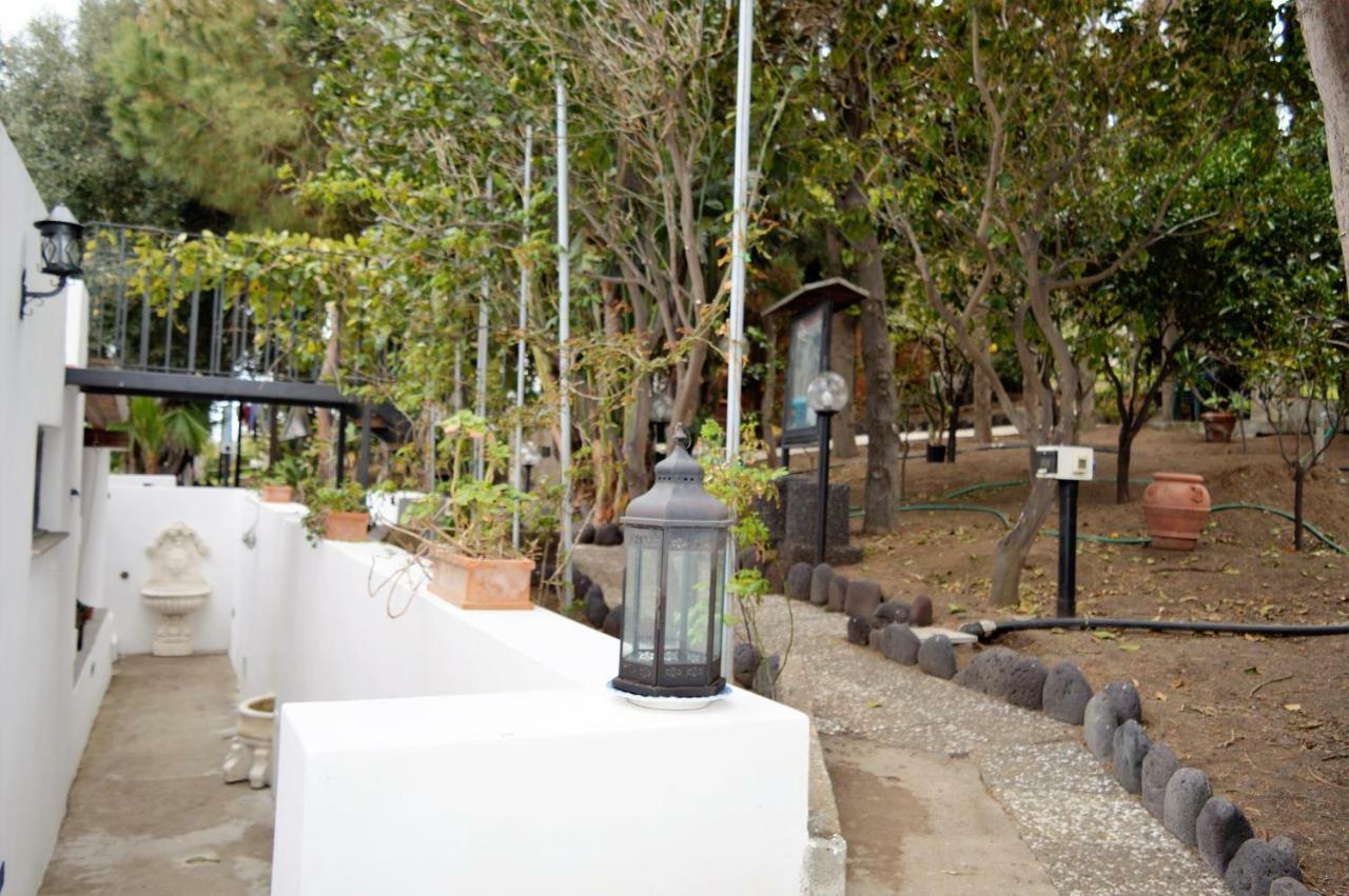 B&B Il Giardino Segreto Стромболи Екстериор снимка
